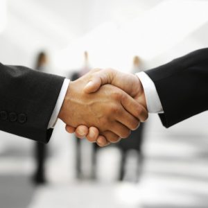 b2B e-commerce shaking hands